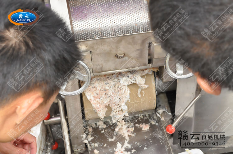 采肉機分離出來的魚皮和魚刺