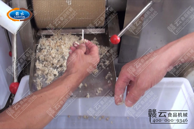 手工去骨后的熟魚片用200魚肉采肉機采出來的魚刺