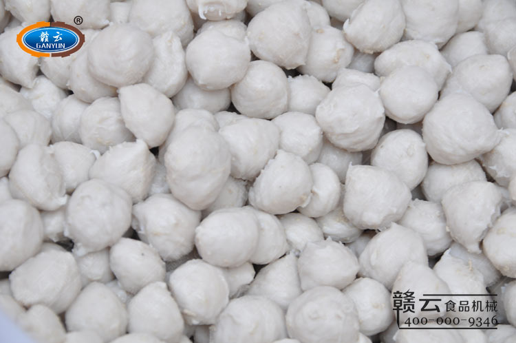 撈起定型好的肉丸