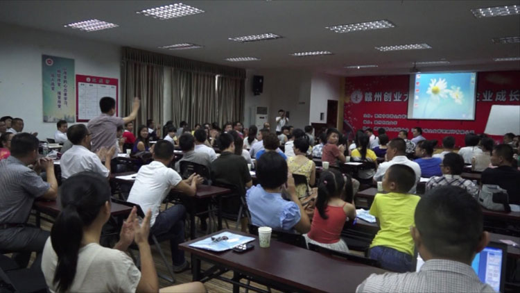 張繼云應(yīng)邀上臺分享,學(xué)員紛紛鼓掌歡迎