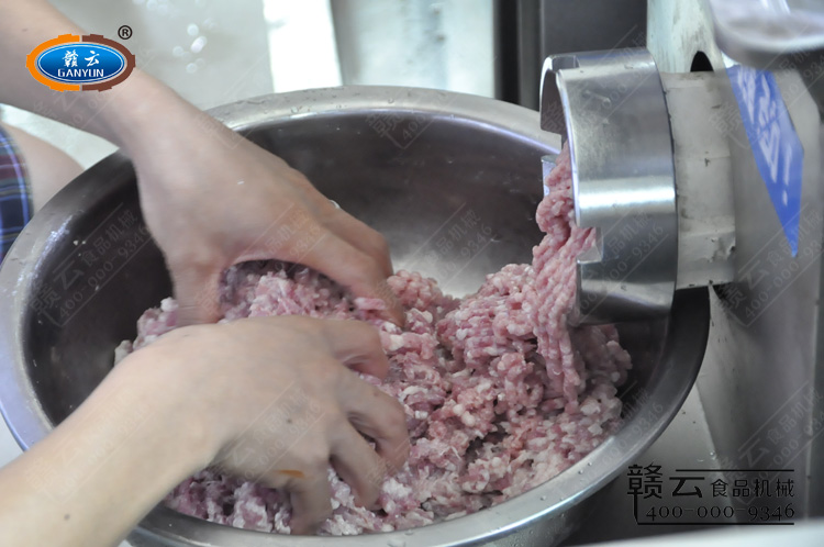 工作人員演示設(shè)備的操作過程。