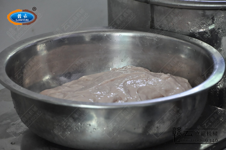 工作人員演示設(shè)備的操作過程-高速肉丸打漿機制肉漿