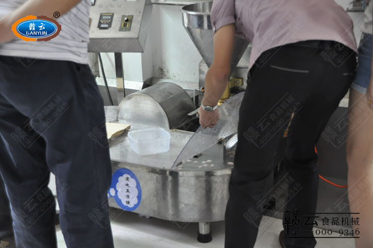 工作人員演示設(shè)備的操作過程-肉丸成型和定型