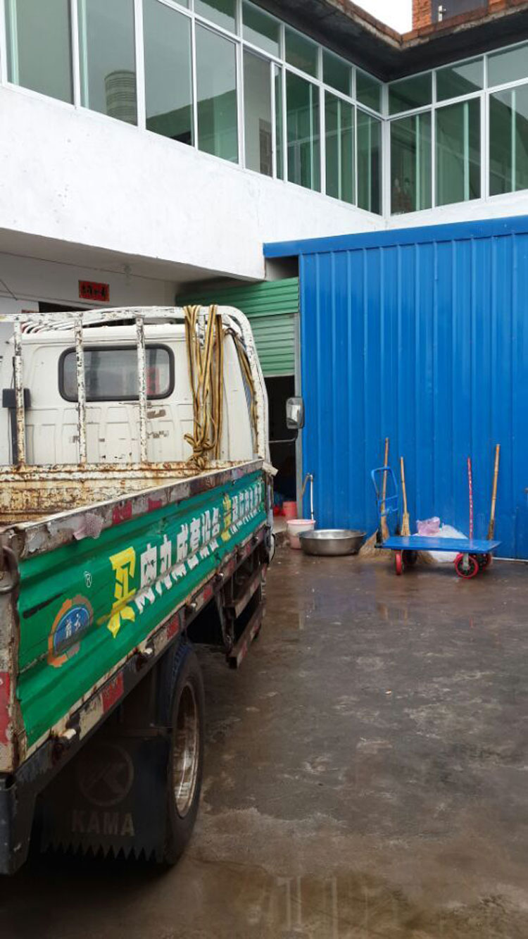 工作人員送設備到該作坊