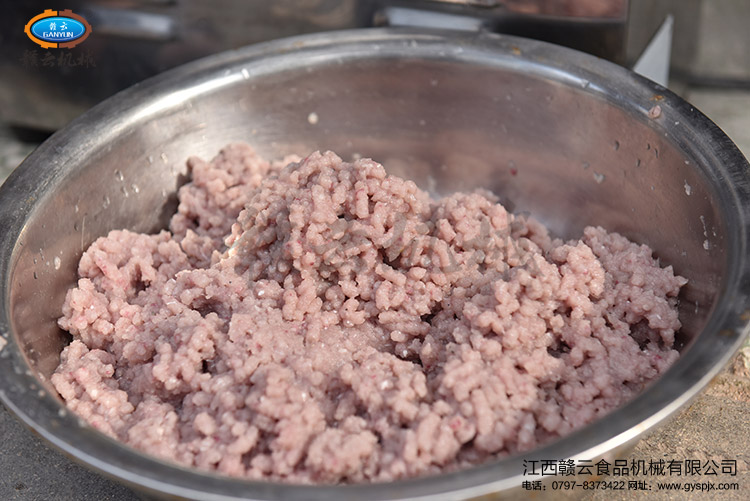經過魚肉采肉機和絞肉機絞碎的魚蓉